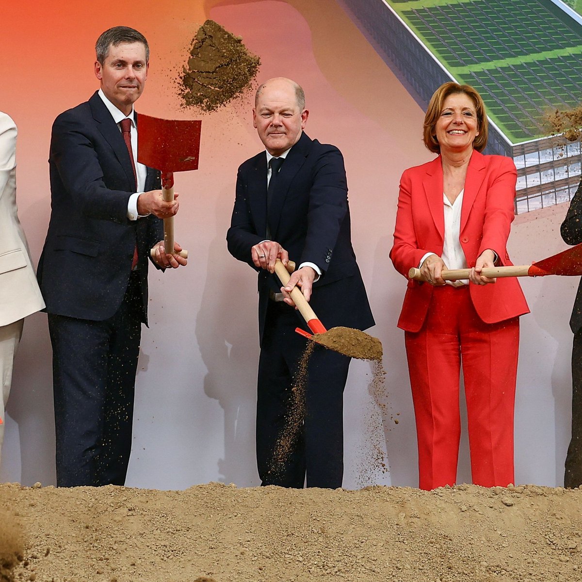 NZZde's tweet photo. Zwei grosse Medikamentenhersteller redimensionieren ihre deutschen Investitionen. Für die Schweiz sollte dies ein warnendes Beispiel sein. Hier lesen Sie den ganzen Artikel: