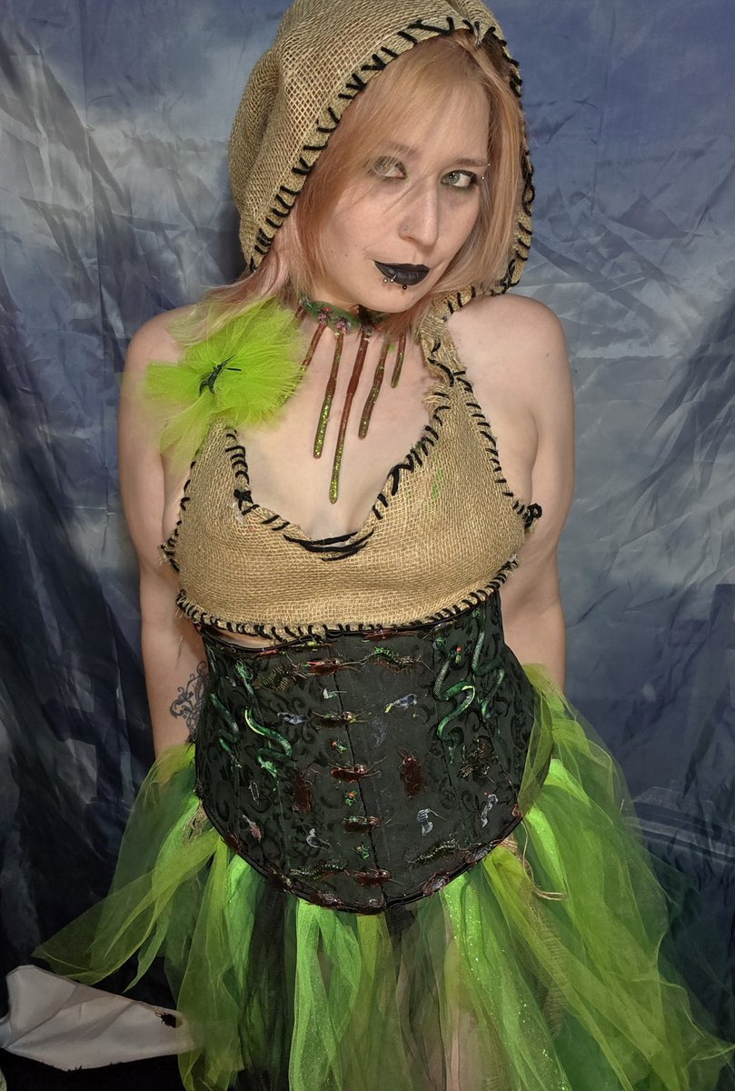 Vamp100195's tweet photo. I love this cosplay! 😍 #oogieboogie #nightmarebeforechristmas #timburton #cosplay #loveit https://t.co/K8uaflaQyA