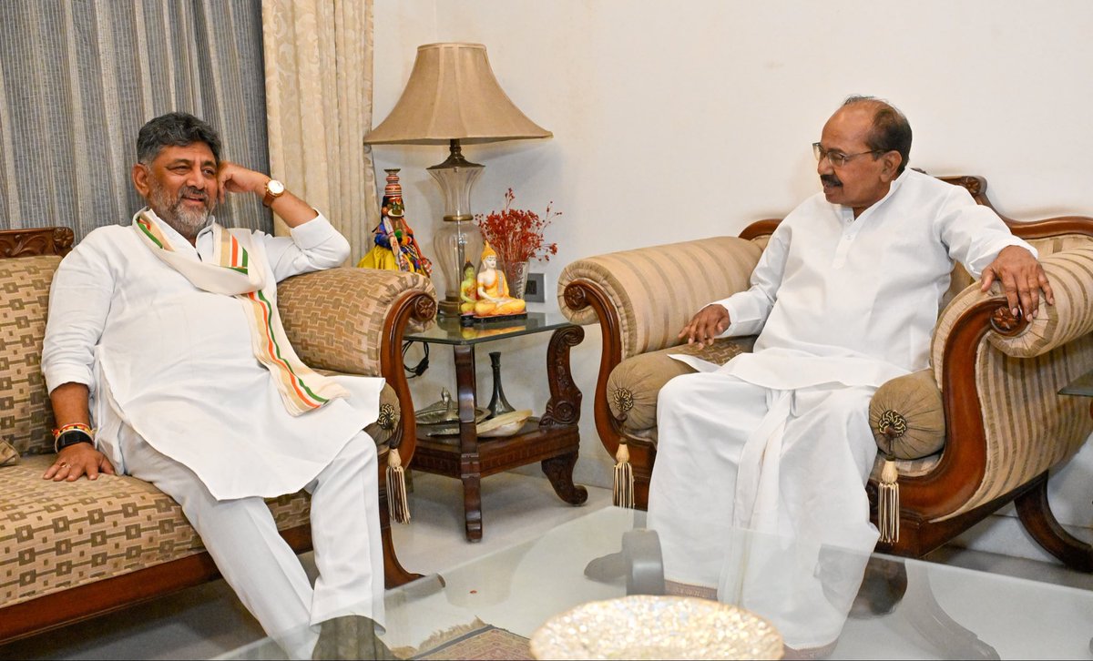 DKShivakumar's tweet photo. ಹಿರಿಯ ನಾಯಕರು ಹಾಗೂ ಮಾಜಿ ಮುಖ್ಯಮಂತ್ರಿಗಳಾದ ಶ್ರೀ ವೀರಪ್ಪ ಮೊಯ್ಲಿ ಅವರ ಸುದೀರ್ಘ ರಾಜಕೀಯ ಜೀವನದ ಮಾರ್ಗದರ್ಶನ ನಮ್ಮ ನಾಡಿನ ಪ್ರಗತಿಗೆ ಸದಾ ದಾರಿದೀಪ. ಇಂದು ಅವರ ನಿವಾಸದಲ್ಲಿ ಕುಶಲೋಪರಿ ವಿಚಾರಿಸಿ, ನಾಡಿನ ಅಭಿವೃದ್ಧಿ ಬಗ್ಗೆ ಚರ್ಚಿಸಲಾಯಿತು.

@moilyv https://t.co/p1gtK5JK5r