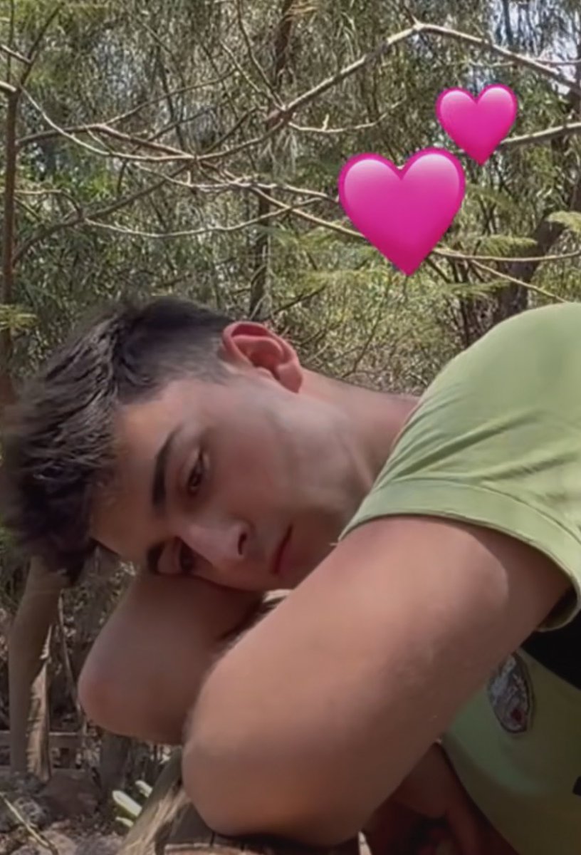 littlemartinu's tweet photo. siempre es martin haciendo fotos a su chico de vacaciones 🔐🤍 https://t.co/13PLNmF8xM