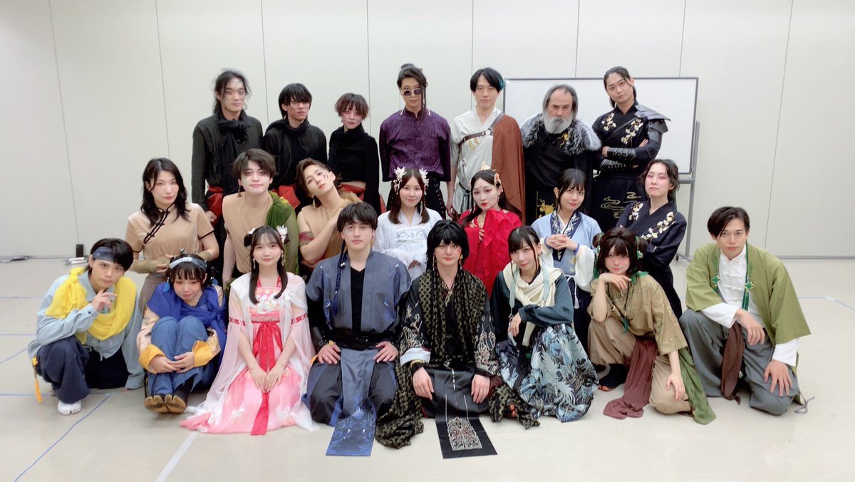 kansya0222's tweet photo. ☯️➖️➖️➖️➖️➖️➖️➖️➖️➖️➖️➖️☯️
┳┳┳┳┳┳┳┳┳┳┳┳┳┳┳┳┳
　感謝の日々を　Past Again vol.2
　　　　　　  ｢貌貌｣　
　　　✨本日の稽古場より✨
┻┻┻┻┻┻┻┻┻┻┻┻┻┻┻┻┻
☯️➖️➖️➖️➖️➖️➖️➖️➖️➖️➖️➖️☯️

☯️✨座組一同✨☯️

🟥あらすじ🟥
其れは 命を啜り 血肉を喰らい
人の貌（かお）と貌（かたち）を持つ
茫々とした異形のものだった

虚影の王は刃を振るい
異形の歩みは翳りを深める

違えた道征くかつての家族は
狂った輪廻を正せるだろうか

🟥上演タイムスケジュール🟥

6月
17日:①19時
18日:②14時●、③19時●
19日:④13時★、⑤19時
20日:⑥13時★、⑦19時
21日:⑧13時✴️

●🟰カーテンコール撮影会
★🟰終演後2Shotチェキ撮影会
✴️🟰オープニングアクト撮影

🟥チケット🟥

🔶一般チケット🔶
〈4800 円〉
・フラット 3 列目以降で自由席

🔶当日飛び込み券🔶
〈5300 円〉
・一般チケットのみ

⚠️全席自由席

🟥受付・客席開場🟥
🔶S席&特典付き🔶
開演60分前
🔶一般チケット🔶
開演45分前

🟥キャスト個別ご予約URL🟥

🔶岩永亮介
https://t.co/qn0nY5QlBb

🔶湯本貴大
https://t.co/XOpQz9PA1a

🔶中山さつき
https://t.co/dORmuzGTez

🔶佐藤向日葵
https://t.co/qiYjbthcFR

🔶湯田陽花
https://t.co/KX273KPYuI

🔶タイニーウルトラ
https://t.co/mnWZ3eSel1

🔶関海人
https://t.co/hGO4QgE5ij

🔶桜町たろ
https://t.co/H28agrK6TE

🔶長谷川裕
https://t.co/nxvyw4peYH

🔶夕樹倫理
https://t.co/9nNzpuJE7q

🔶藤真廉
https://t.co/TpaYmCZo2b

🔶桜坂ともみ
https://t.co/GzdNMuu6WX

🔶夢月
https://t.co/ck2BlQSmXx

🔶真野壱弥
https://t.co/0YiJp0q53u

🔶小溝七夢
https://t.co/XQQaqwn74G

🔶千秋満
https://t.co/VEViuzWANr

🔶赤眞秀輝
https://t.co/WyEvQ6ybUI

🔶仙波好基
https://t.co/dy3xQojRdj

🔶中澤隆範
https://t.co/jvDLeASLPb

🔶西山大地
https://t.co/U2yMAzB2OS

🔶鈴木琉生
https://t.co/Nvi3e6htwz

🔶永田梨乃
https://t.co/irxh5t9EvR

🟥注意事項🟥

⭕ご予約からお振込を7日以内におねがいたします、お振込ない場合は自動キャンセルいたします

⭕チケットは当日受付にてお渡しいたします、場合によってはご予約完了メールを確認させていただく場合もございます

⭕全席自由席です
(S席は最前列から1.2列内での自由席となります)

⭕未就学児観劇不可

⭕各回公演開始15分前より感謝の日々をメンバーによる前説がございます

⭕車椅子のお客様もご観劇可能です
・お席の指定はできませんので予めご了承ください
・お席の都合上受付開始時間にお越しいただき、お席にご案内します
・客席が地下のため、車椅子からお立ちになり介助ありでの移動かスタッフによるおぶっての移動が可能な方のみとさせていただきます

⭕グッズ&チェキ販売は開演15分前にお並びいただいているお客様で締切とさせていただきます
終演後にもグッズ販売はございます
⚠️チェキ販売は開演前のみです

⭕発熱、体調不良が見受けられた場合はご来場をご遠慮いただきますようお願いいたします

⭕劇場周辺での出待ち、入り待ちは固くお断りいたします

⭕差し入れ等はプレゼントBOXをご用意しますのでそちらへお願いいたします
(生物、冷蔵品NG)

⭕スタンドフラワー、アレンジメントフラワーなどの
差し入れは会場の都合上、不可とさせていただきます

⭕終演後面会はございません

⭕開演直後は演出の都合上ご案内ができませんので余裕をもってのご来場をお願いいたします

⭕劇場出入口は周辺へのご迷惑となりますので長時間の待機はご遠慮ください
受付開始10分前より列を形成します、それ以前にはお並びいただかないようお願いいたします
お並びいただいている場合はお声がけさせていただきます

⭕ご入金完了後のキャンセル、ご返金は承りかねますので予めご了承ください

#貌貌
#感謝の日々を