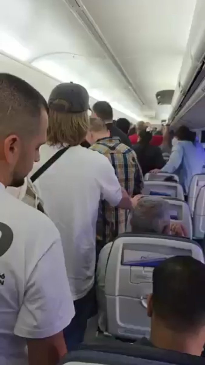 AMBcancun's tweet photo. #ÚLTIMAHORA IRÁN E ISRAEL 🚀💥

El aeropuerto Ben Gurion sufre un devastador ataque con misiles iraníes que lo deja completamente inoperativo.

Las sirenas resuenan en todo el territorio ocupado, los pasajeros evacuan el avión y el aeropuerto queda cerrado..🤷🏻‍♂️

#Pakistán #Yemen
- https://t.co/XvuiPh9i5Y