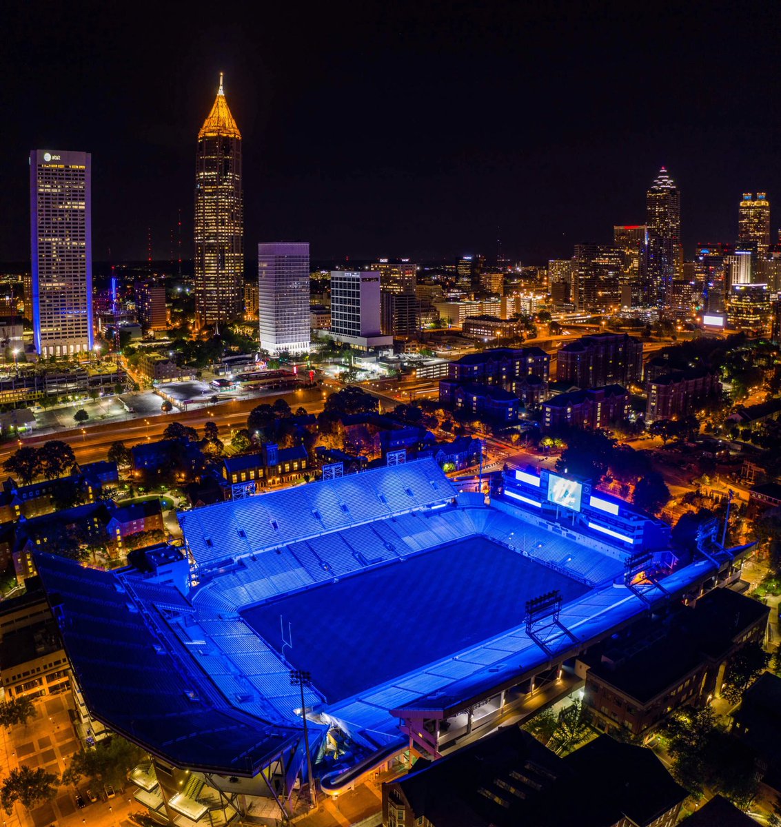 shitpopsicle's tweet photo. the bobby dodd stadium bathrooms have more aesthetic than any of the shit holes you call home in europe https://t.co/acg19Lh1MU
