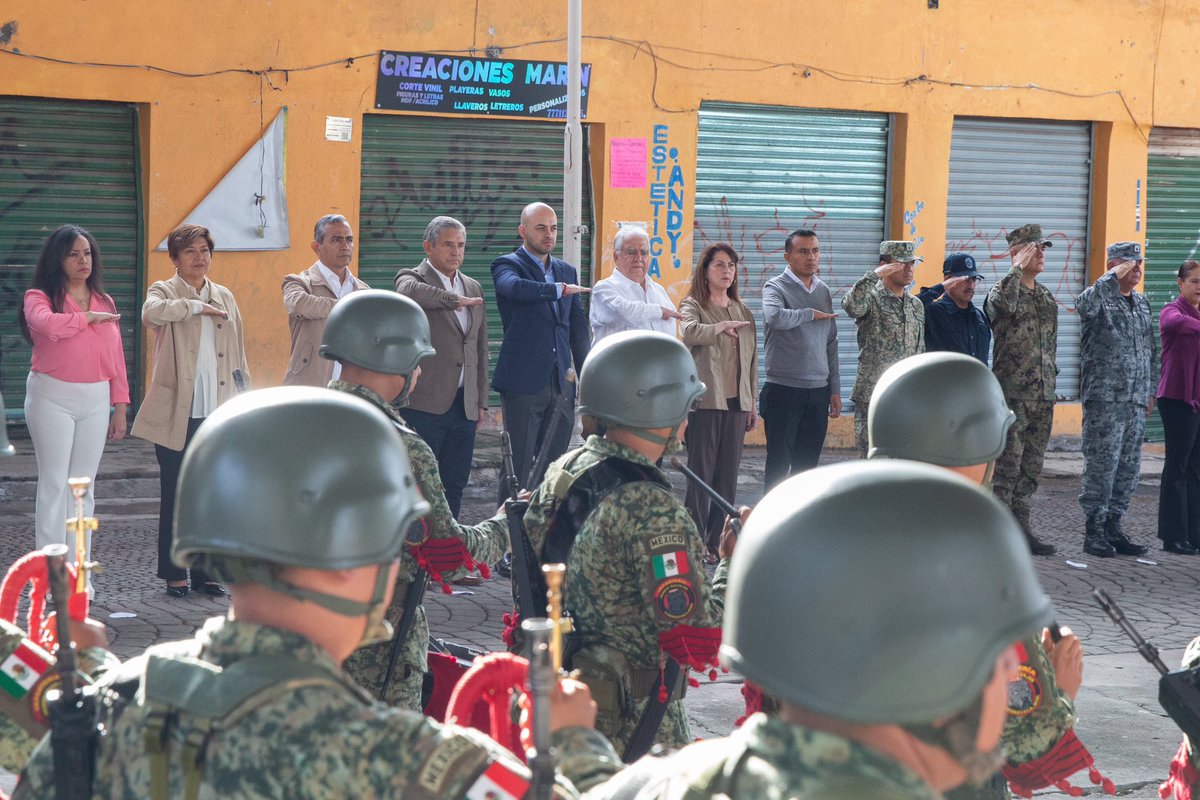 edgarmalc's tweet photo. Reafirmamos el respeto a nuestros símbolos patrios con honores a la bandera en La Lagunilla, #Cuernavaca, junto a autoridades estatales, municipales y estudiantes. https://t.co/413vdsNNc4