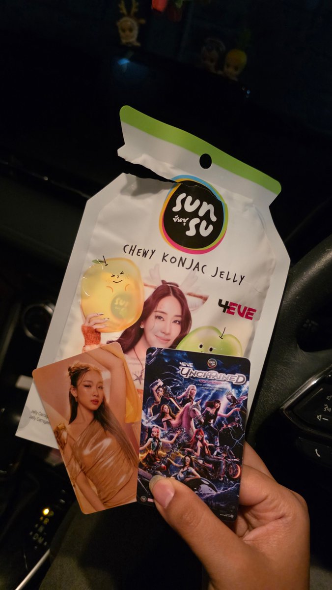 pinyakik's tweet photo. ถึงจะไม่ได้สุ่ม Lucky ในคอน แต่ได้การ์ด super rare ฝ้าย จากซองซันซุที่ staff แจกตอนก่อนเข้าคอนง่ะ 🥹🫶 แทบกรี้ด
#4EVEUnchainedConcert_Day2 https://t.co/06qVOsO5Xh