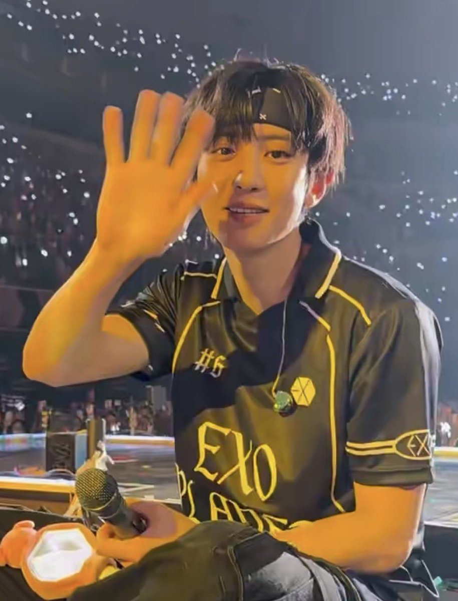 beryloeyve's tweet photo. Tl is full of people discovering that the unbelievably handsome Chanyeol we've been seeing on screens all this time was apparently just the starter pack, and you need to see him in person to unlock the full features 😭✋
#CHANYEOL #찬열 https://t.co/7cM2CvcsRW