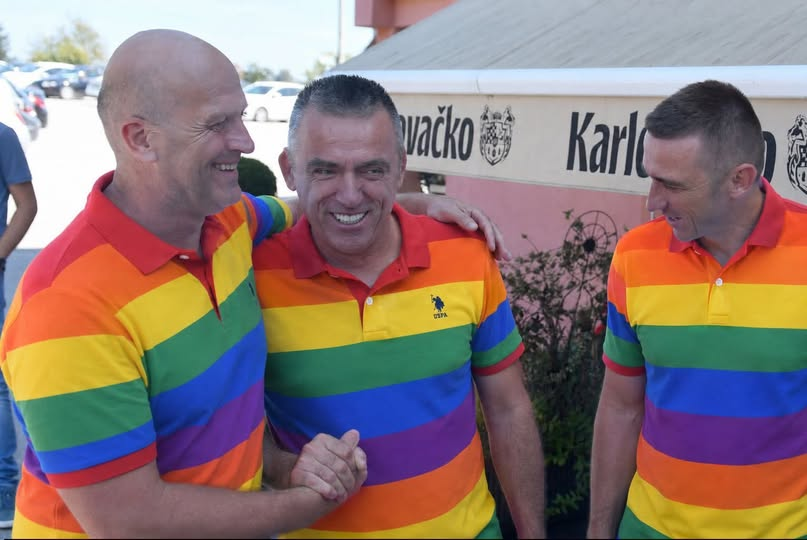 napalm_them's tweet photo. vesela ekipa iz našeg sokaka https://t.co/v17eRIBqVy