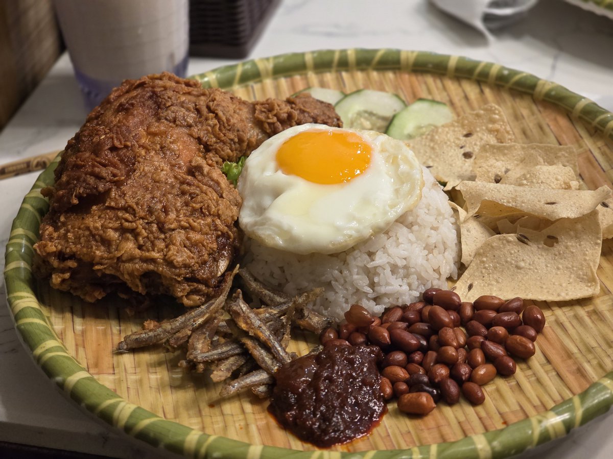 vtuber0ji's tweet photo. tried nasi lemak for the first time 😋 https://t.co/WXj2kbeBEI