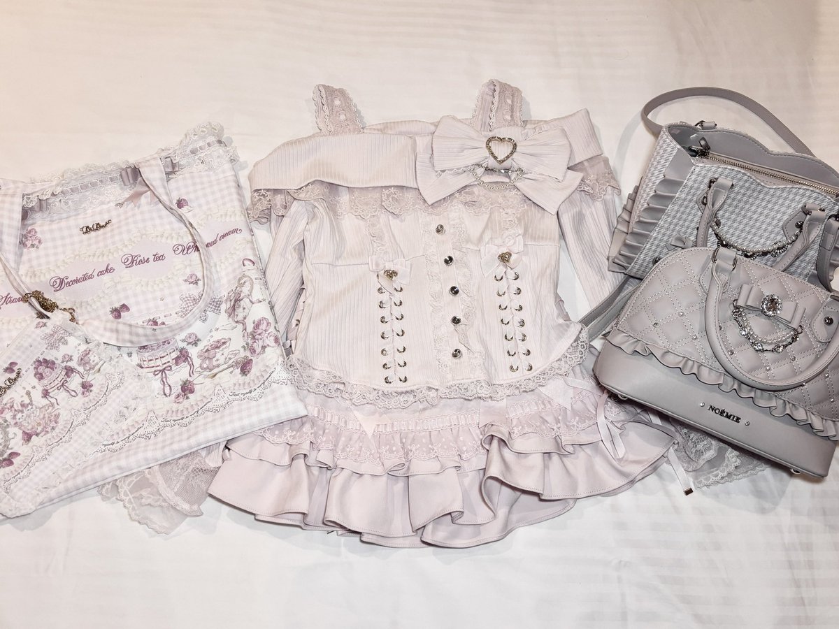 pr111nc3s's tweet photo. i bought 3/4 btw ❤︎⁠ https://t.co/M1EkQyzjxP