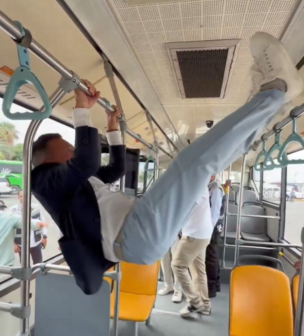 LuisValLe_A's tweet photo. 🤡Payasos usando el transporte público en Jalisco: https://t.co/8uSoAMYqw4