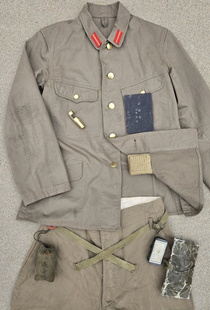 kichikunikkei's tweet photo. 昭和18年頃の兵隊さんが戦地で携帯する物:
右胸物入：銃口蓋
左胸物入：詔勅集
裾裏物入：繃帯包
右袴物入：除毒包（腰から吊るす）
左袴物入：消毒包（腰から吊るす）、浄水錠

ちなみに詔勅集は昭和16年頃に携行するようになったらしい。 https://t.co/lYVervFPtP