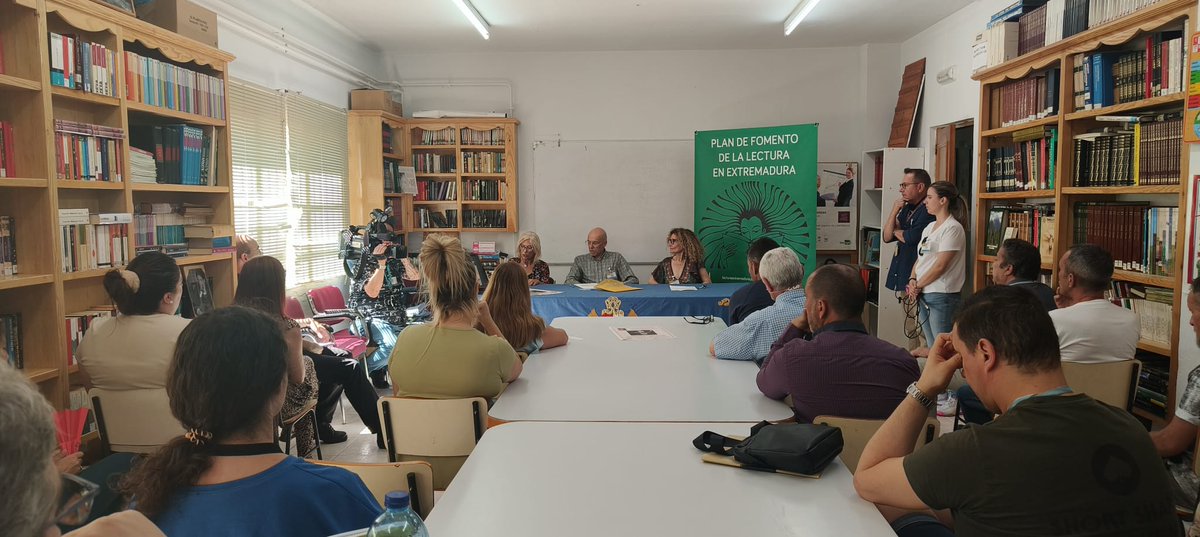 IIPPGob's tweet photo. 📚 Encuentro literario en el Centro Penitenciario de #Cáceres.

El escritor @_eugeniofuentes visita el club de lectura y comparte con los internos anécdotas sobre su libro 'Las manos del pianista'. 🎹

Iniciativa del CEPA dentro del Plan de Fomento a la lectura de @Junta_Ex. 🌟 https://t.co/YTODqk5AW2