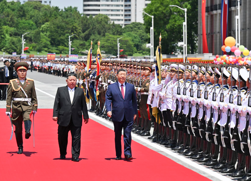 ObsDelphi's tweet photo. 🇨🇳🇰🇵Il est important de parler de la visite d'État de Xi Jinping en Corée du Nord.

Elle rappelle une réalité souvent oubliée : la Chine reste le principal soutien du pire régime au monde.

Alors que le régime de Kim Jong-un est soumis à de lourdes sanctions internationales, Pékin continue de lui apporter un soutien économique, diplomatique et politique indispensable à sa survie. Un élément à retenir lorsque vous entendez des gens soutenir la Chine dans nos médias.

Les déclarations du président chinois vont même plus loin. Xi Jinping appelle à renforcer les échanges policiers et militaires avec Pyongyang, tout en développant la coopération commerciale, agricole et technologique. Autrement dit, la Chine ne se contente pas de tolérer le régime nord-coréen, elle contribue activement à son renforcement.

Cette proximité est d'autant plus préoccupante que la Corée du Nord refuse toujours d'abandonner son arsenal nucléaire. La Chine augmente d'ailleurs massivement son propre stocks d'ogives nucléaires depuis plusieurs années. 

Alors que Pékin affirme soutenir la stabilité régionale, son soutien à Kim Jong-un permet au régime nord-coréen de résister aux pressions internationales et de poursuivre ses ambitions militaires. Pyongyang peut menacer la Corée du Sud et le Japon constamment avec la permission de Pékin.

Il est donc difficile de dissocier totalement la Chine de la politique menée par Pyongyang. Soutenir Pékin sans prendre en compte son rôle de protecteur de la Corée du Nord revient à ignorer que l'un des régimes les plus autoritaires et militarisés du monde bénéficie directement de l'appui de la deuxième puissance mondiale.

Ne soyons pas naïfs sur les intentions de la Chine.