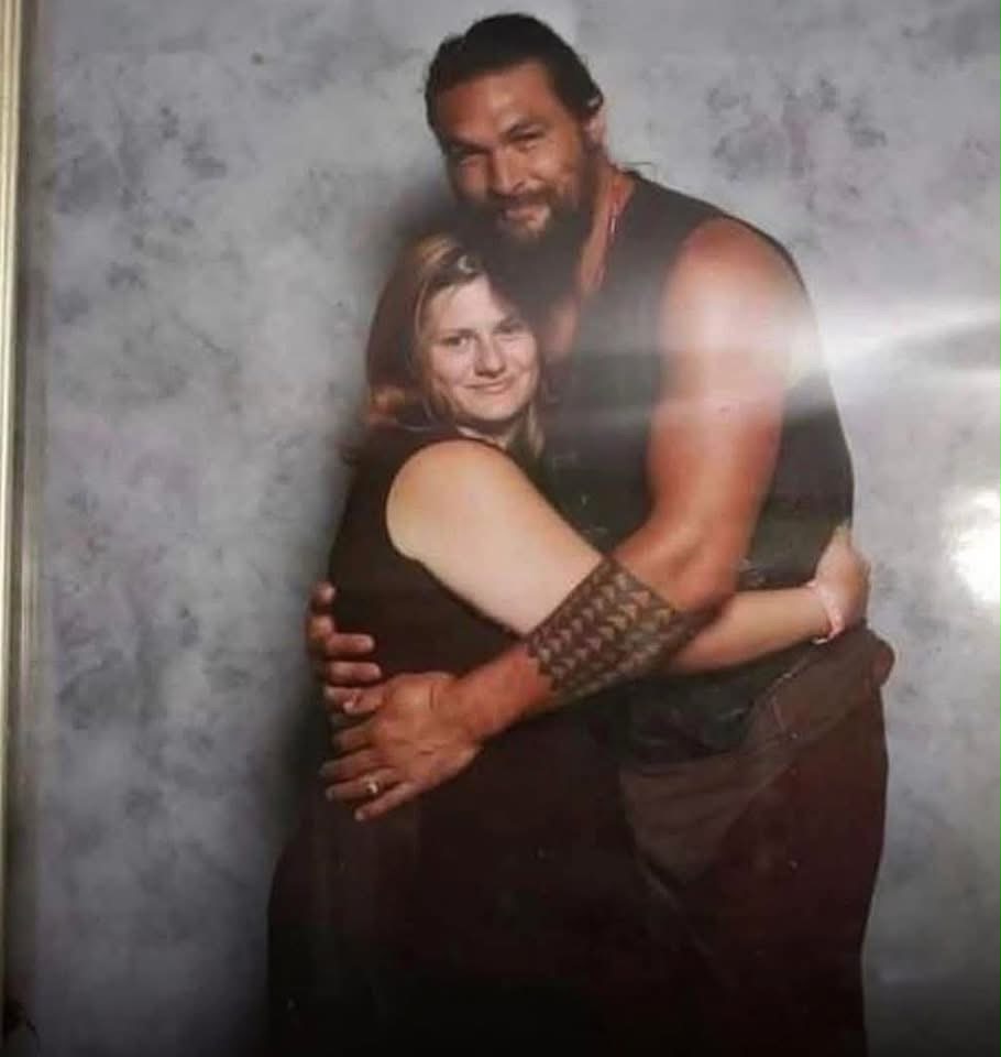 Cultination1's tweet photo. 🇺🇸💪🏼😍 « Tout va bien, je suis un peu fort » : la réponse très CLASSE de Jason Momoa à une fan en fauteuil roulant qu’il a portée lorsqu’elle lui a dit qu’elle était « un peu lourde ».

Lors d’un événement, Jason Momoa a touché le public par un geste de grande bienveillance envers une fan en fauteuil roulant. 

Alors qu’elle souhaitait prendre une photo avec lui, il lui a proposé de la porter pour qu’elle soit plus à l’aise. 

Gênée, elle a plaisanté en disant qu’elle était « un peu lourde », ce à quoi l’acteur a répondu avec humour qu’il était « plutôt fort ». 

Une scène simple, chaleureuse et largement saluée sur les réseaux sociaux.

(Cinema Shorts)