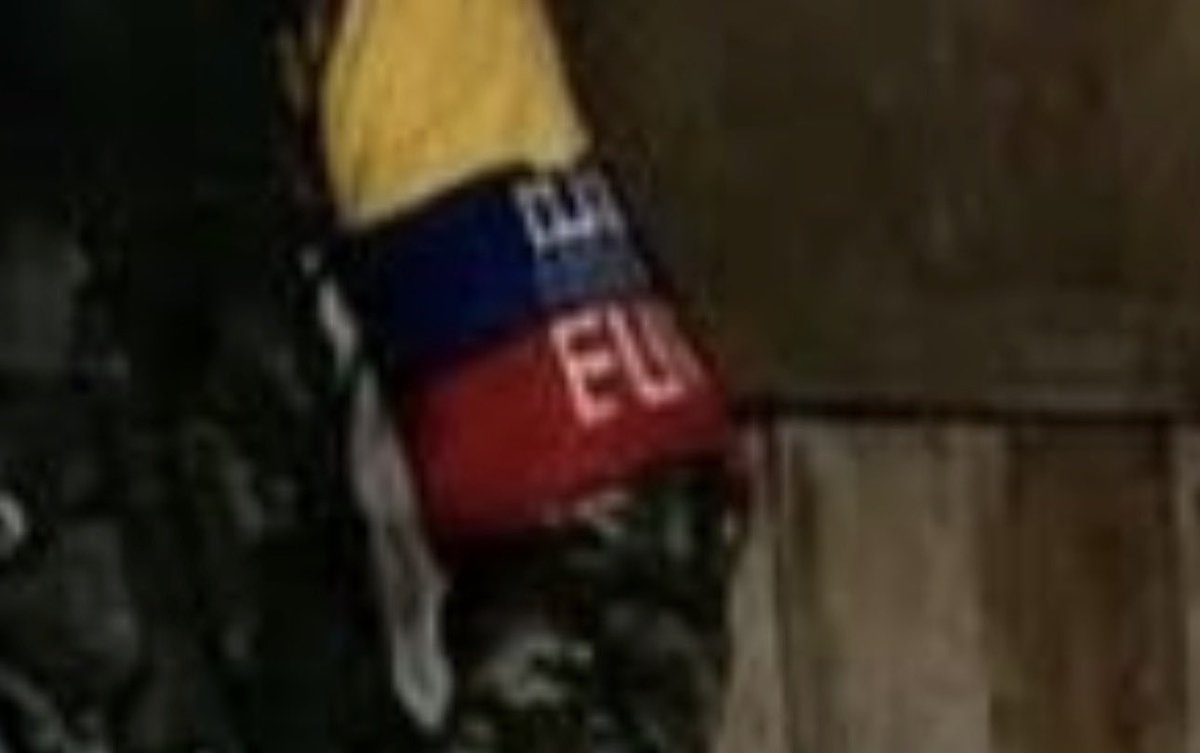 Israelalvarezfx's tweet photo. @AlvaroUribef ES UNA FOTO FALSA. El brazalete del supuesto guerrillero tiene un error evidente de IA. Y EN CARACOL EL BRAZALETE CAMBIÓ. Alguien que les enseñe a hacer MONTAJES DE IA. 😡😡😡 https://t.co/5CrV5UpfsD