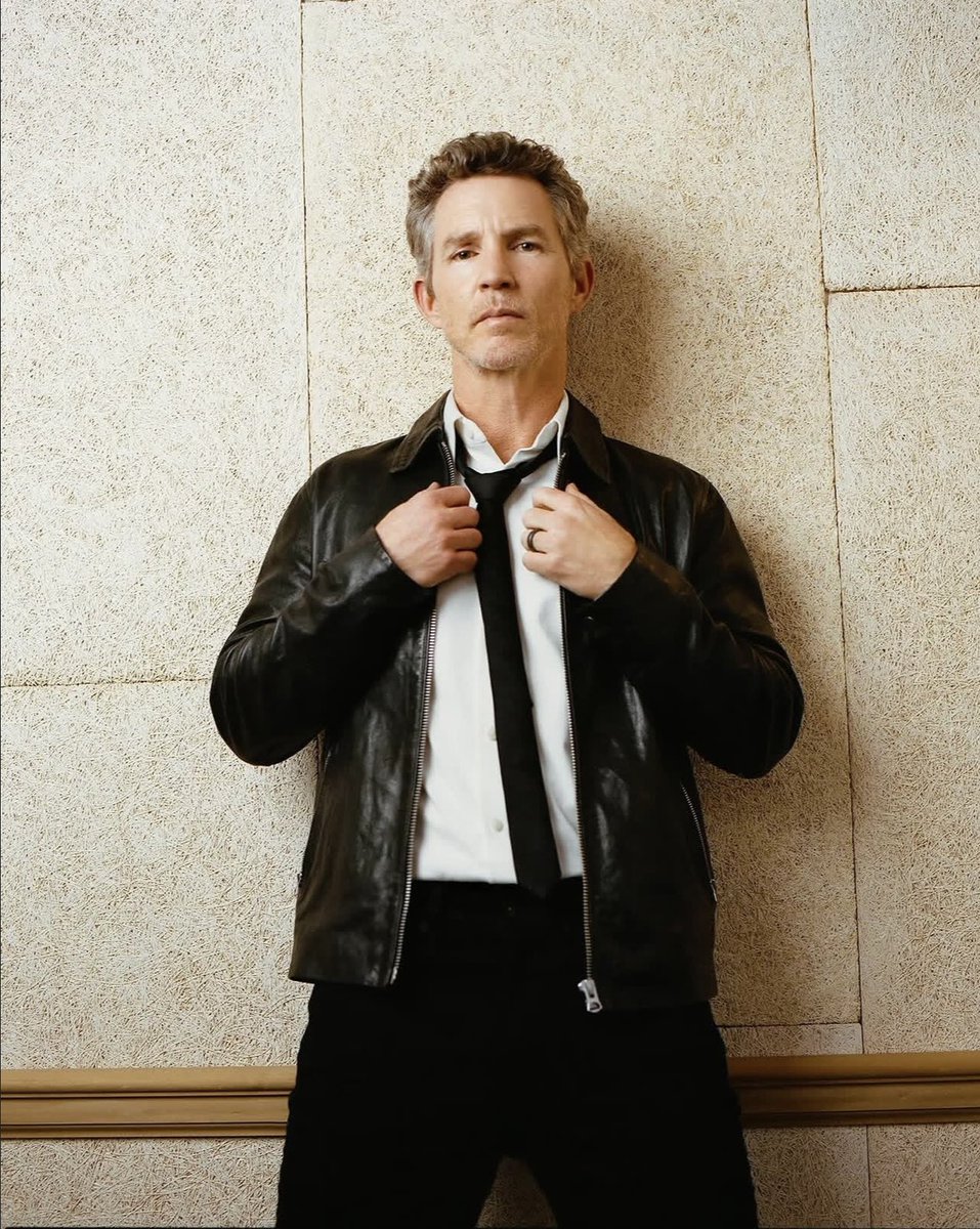 et3rnallyours's tweet photo. he’s staring into my soul, 
just as i prefer my shawn hatosy pictures https://t.co/5lgQJq6K4S