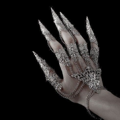 HerodotusWave's tweet photo. This ornate silver filigree hand claw glove is often called the "Diablo" metal glove. https://t.co/yETPKYzZKE
