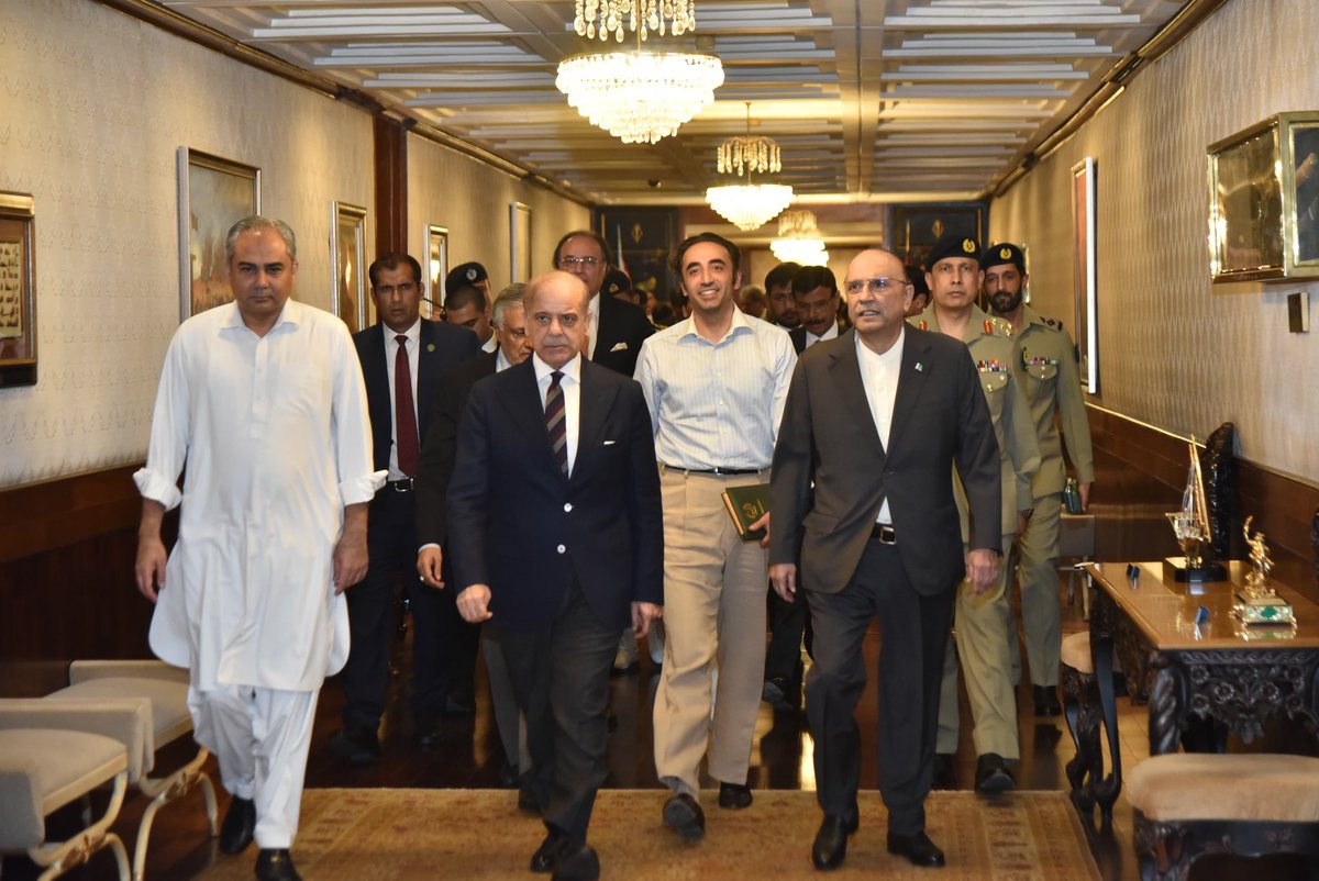 MediaCellPPP's tweet photo. President @AAliZardari with Prime Minister @CMShehbaz, Chairman PPP @BBhuttoZardari and Interior Minister Mohsin Naqvi at Aiwan-e-Sadr. https://t.co/lKJA5lFMi2