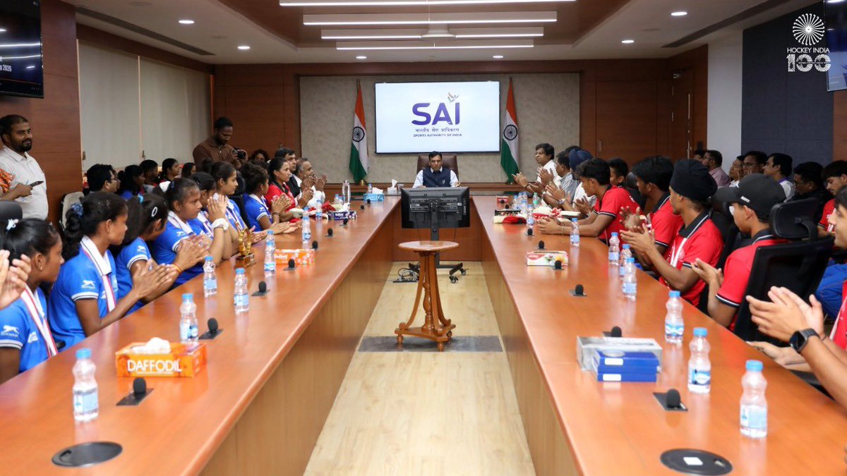 DSYWMP's tweet photo. U-18 एशिया कप 2026 में कांस्य पदक अर्जित कर देश को गौरवान्वित करने वाली भारतीय महिला हॉकी टीम का केंद्रीय युवा कार्यक्रम एवं खेल मंत्री डॉ. मनसुख मांडविया द्वारा सम्मान किया गया।

इस अवसर पर  मध्यप्रदेश महिला हॉकी अकादमी की प्रतिभाशाली खिलाड़ी और  टूर्नामेंट की शीर्ष गोल स्कोरर नौशीन नाज़ को उनके उत्कृष्ट प्रदर्शन के लिए विशेष रूप से सम्मानित किया गया।

नौशीन नाज़ की उपलब्धि मध्यप्रदेश के लिए विशेष गौरव का विषय है। उनकी प्रतिभा, समर्पण एवं उत्कृष्ट प्रदर्शन प्रदेश की खेल अकादमियों में विकसित हो रही खेल प्रतिभाओं की गुणवत्ता और क्षमता को राष्ट्रीय स्तर पर स्थापित करता है।

खेल एवं युवा कल्याण विभाग, मध्यप्रदेश की ओर से भारतीय महिला हॉकी टीम एवं नौशीन नाज़ को इस उपलब्धि पर हार्दिक बधाई एवं शुभकामनाएँ।

#U18AsiaCup2026 #IndianWomensHockey #NousheenNaaz  #KheloIndia #IndiaKaGame #HockeyIndia
