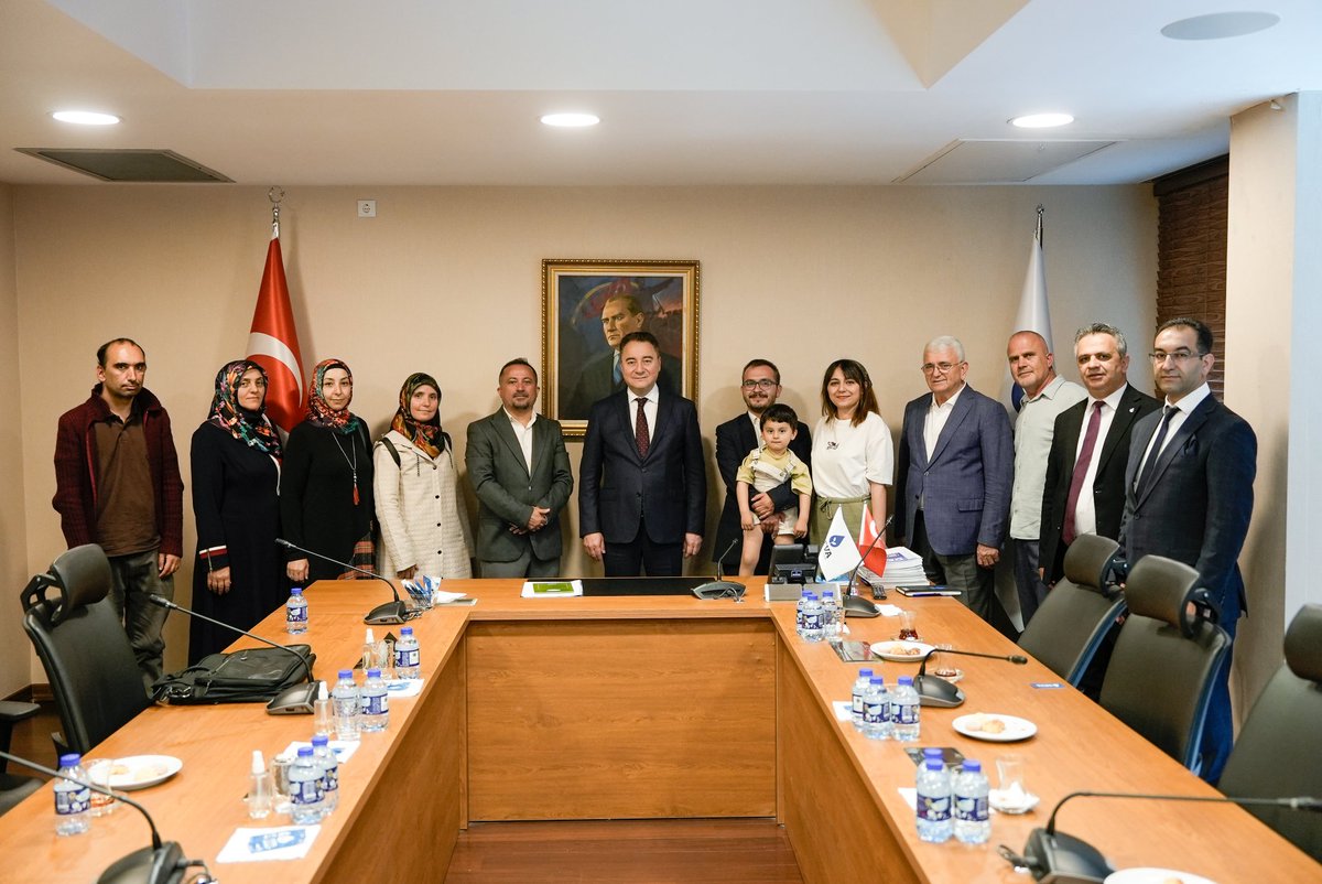 cretliretmenle3's tweet photo. Ücretli Öğretmenler Dayanışma Derneği olarak bizler bu gün Deva Partisi Genel Başkanı Sayın Ali Babacan başkanımız ile görüştük. Kendilerine ve görüşmeye katılan başkanlarımıza sonsuz teşekkürler ederiz. Bizi dinlediler. Çözüm yolları adına istişare ettik. Sağolsunlar. https://t.co/77fdeE5E4r
