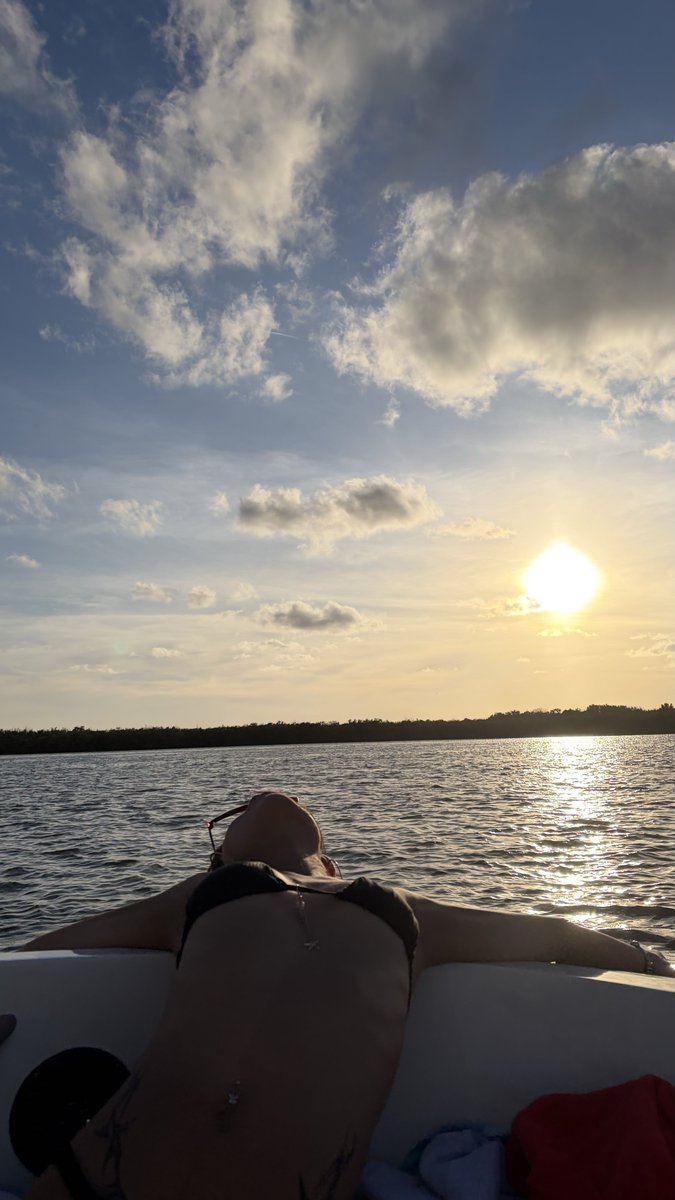 loraazzzepam's tweet photo. mis fotos en un mini yate 😔 https://t.co/9MzyFJktrf