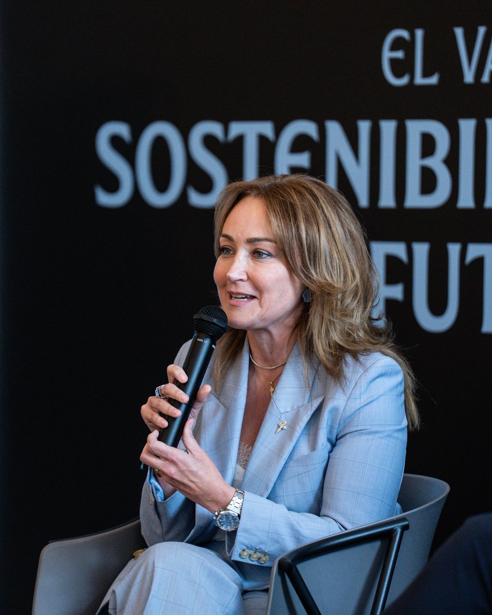 RCCelta's tweet photo. “Trabajamos con tres objetivos claros: la conexión con la comunidad, la competitividad deportiva y la consistencia económica”.

— @mmourino 💬 https://t.co/TM7dkSZa3t