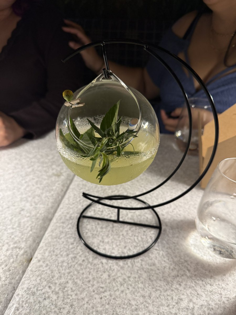 diallyyy's tweet photo. @pastaravioli Paid Vacation drink I had when I went to Castaways https://t.co/cQXUiYf6Vz