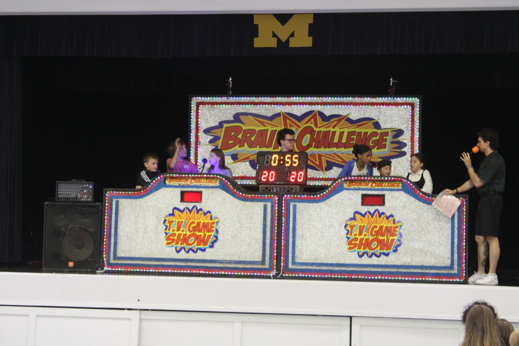 mendhamborosd's tweet photo. Mountain View students kicked off the last week of the school year with the annual Hollyrock Game Show Challenge.   Thanks as always to the @mendhamborohsa for providing this entertaining and interactive competition. #mendhamborosd #lionspride https://t.co/EXYm5XMla4