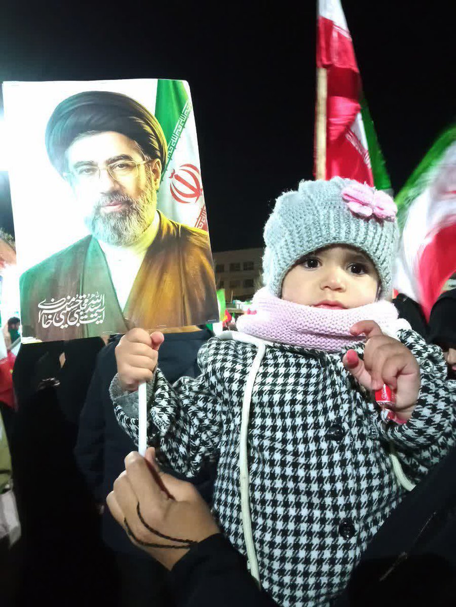 Panah_014's tweet photo. صد شب حضور یعنی هنوز صدای همبستگی مردم در خیابان‌ها شنیده می‌شود.
#خیابان_ایران 
#IranianOnIt https://t.co/xlrlZjxo50