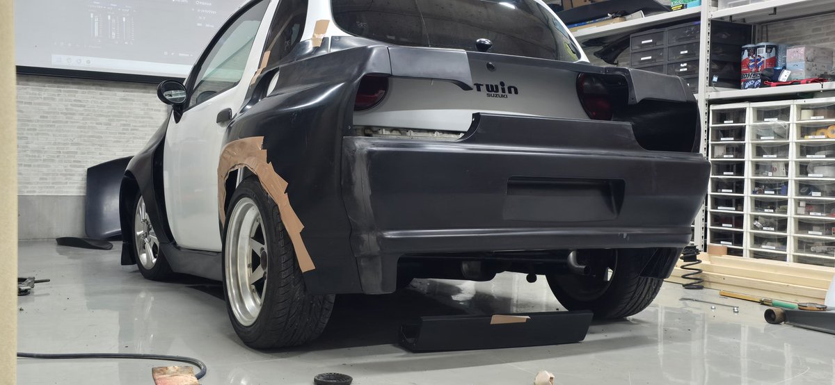 kumakuma130z's tweet photo. ロンシャン15インチ、8J−24、195/50R15でこんな感じ。
バンプラバーに乗っていて、地上高はタンクで約12cm。
アクスルを6cmダウンの加工に出して、あとはせめぎ合いだな。。。
ガムテープアーチは暫定だけど、これやらないで作った人はすごいわ。w
そのままのアーチこれよ？w（3枚目）

#たっくんの整備日記
#R32
#Skyline
#pocket_bunny