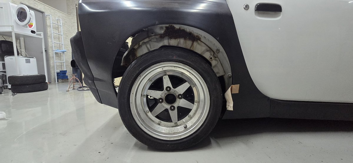 kumakuma130z's tweet photo. ロンシャン15インチ、8J−24、195/50R15でこんな感じ。
バンプラバーに乗っていて、地上高はタンクで約12cm。
アクスルを6cmダウンの加工に出して、あとはせめぎ合いだな。。。
ガムテープアーチは暫定だけど、これやらないで作った人はすごいわ。w
そのままのアーチこれよ？w（3枚目）

#たっくんの整備日記
#R32
#Skyline
#pocket_bunny