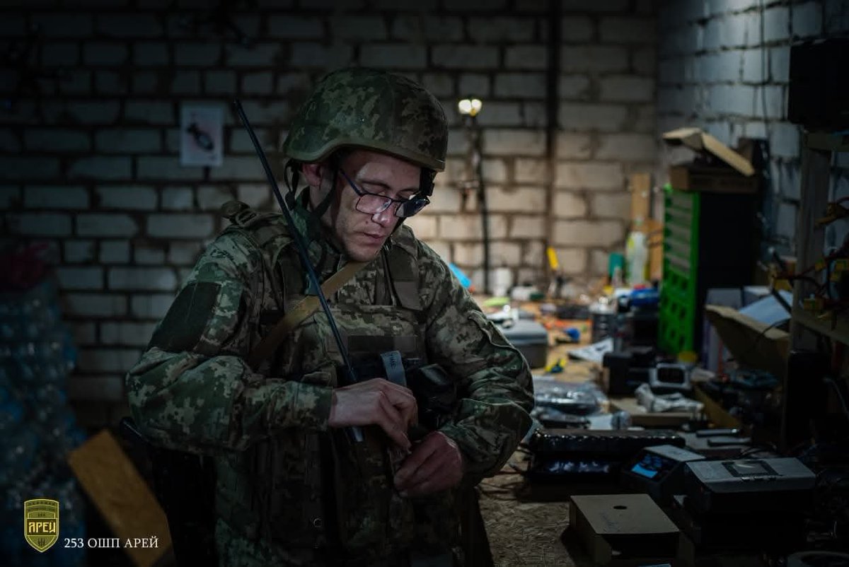 UdaUkrainian's tweet photo. 🫂 Drone Pilot commander Dmytro Liuty is proud of these new #AREY recruits, creating good conditions for both work and rest. Trust and mutual care yield results.
Caring for everyone in AREY is something that the regiment commander Makedonets emphasizes♥
https://t.co/WeqXayyiEu https://t.co/QkHrjENBi0