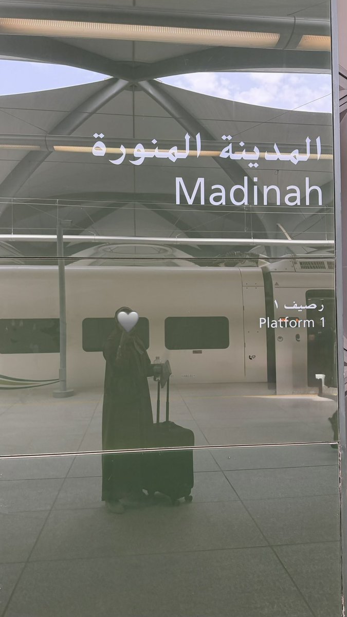 sentimentaldee's tweet photo. جيت المدينة ليوم واحد، وقلبي داخل صدري عصفور🩶 في المدينة فقط، يراودني شعور لا أعرف كيف أسمّيه: انتماء من غير جذور، وسكينة مفقودة تعود! ياليت آخذ هالشعور معي، ياليت أعيش حياتي فيه. https://t.co/6Jzg51YNnK
