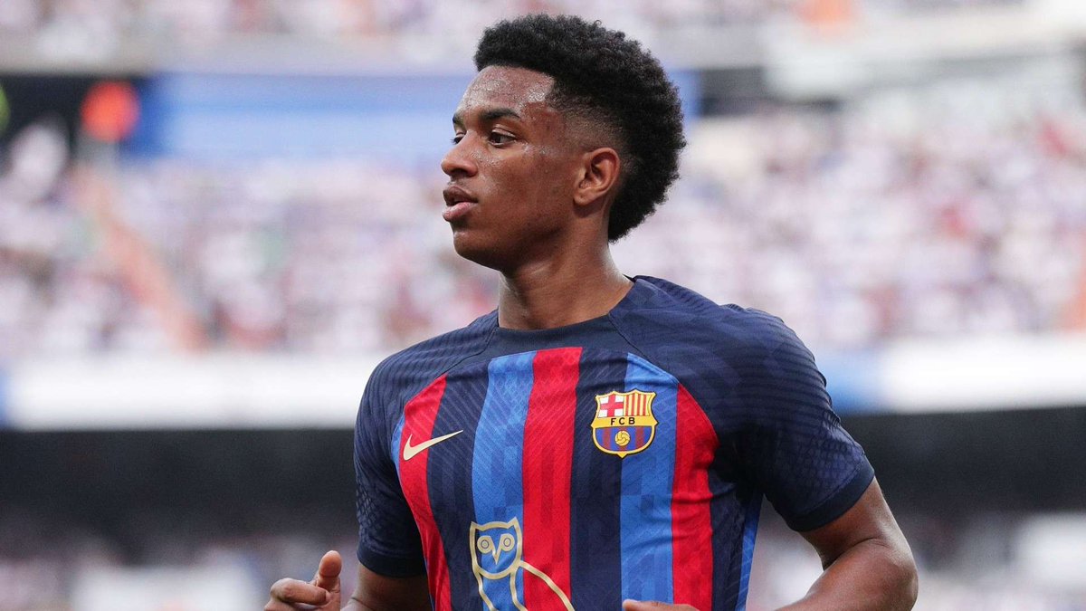 utd_road_'s tweet photo. 🚨 Selain mengincar Cucurella sebagai opsi tambahan untuk bek kiri. Ternyata MU juga ngincer 3 nama lainnya, yaitu.
 
• Alejandro Balde (23/🇪🇸/Barcelona) 
• Lewis Hall (21/🏴󠁧󠁢󠁥󠁮󠁧󠁿/Newcastle) 
• Nathaniel Brown (22/🇩🇪/Frankfurt) 

Ketiga nama tersebut tentunya punya gaya main dan ketahanan yang berbeda.

Kek Balde di Barcelona, tipikal bek yang cepat dan tajam dalam join attack (gabung serangan) serta mampu mengirim umpan silang berbahaya.

Terus Lewis Hall di Newcastle. Doi cukup bagus dalam membantu serangan dan punya fisik yang oke punya. 

Dan terakhir Nathaniel Brown di Frankfurt. Tipikal fullback modern dengan kemampuan bertahan yang solid serta ikut bantu serangan.
Uniknya dia bisa bermain baik di sistem empat bek maupun 3 bek. 

Nah melihat nama-nama tersebut, ga ada nama besar disana. Keknya scouting MU gamau kesalahan yang dulu terulang kembali. 

Beli pemain bintang, terus terbebani nama besar, endingnya flop deh.

Dari 3 nama tersebut, kalian suka yang mana? Gue sih Lewis Hall, masih muda dan EPL Proven, gaperlu adaptasi lama lagi deh. 

#utdroad