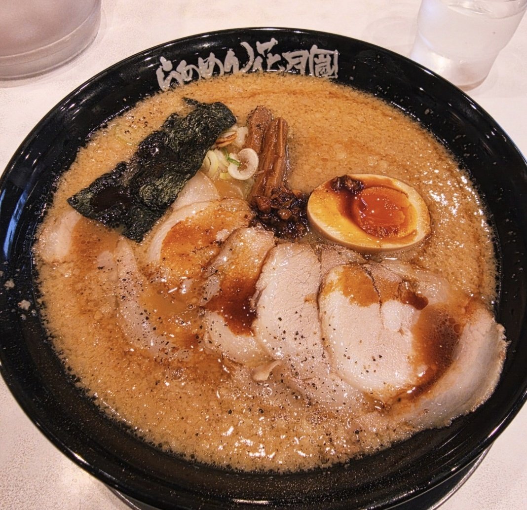 koaloun's tweet photo. 深夜のユーカリ🌿🐨🌛*゜
『ラーメン花月嵐』
ニンニクげんこつ醤油ﾁｬｰｼｭｰﾒﾝ🐨🍖🥚︎🌟
絶対食べちゃ駄目な時間に食べるからより一層美味しいんですよね🤤
特製タレを注いでさ！🤤
背脂コーティング有りの激熱スープ最高です🌿🧄🐨🍜⚡️ https://t.co/YclIcJvlKq