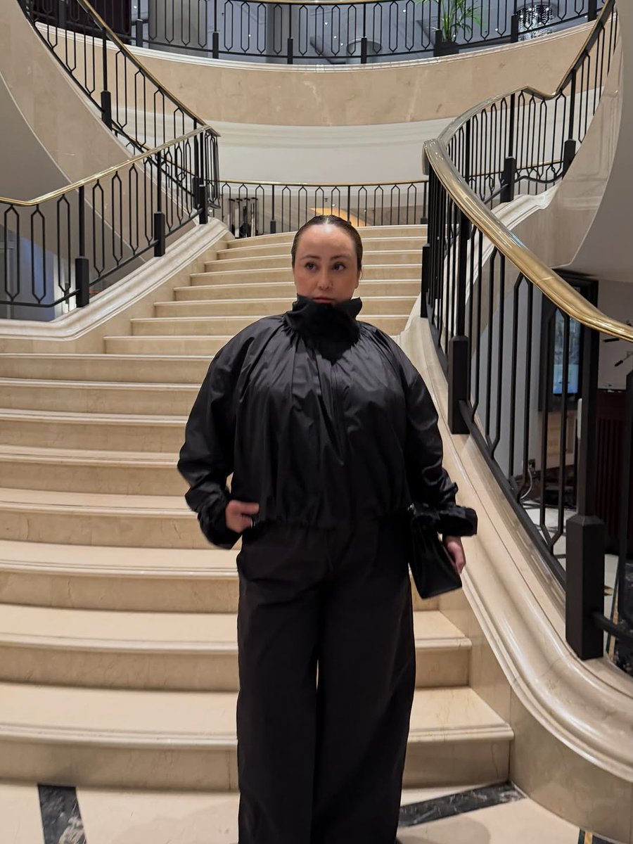 haticeschmidt's tweet photo. Ich habe zwei Tage lang überlegt, wie ich diesen Job absagen kann.

Nicht, weil ich nicht wollte, sondern weil ich Angst hatte.

Angst davor, wieder unter Menschen zu gehen. Meine soziale Angst macht mir solche Situationen oft nicht leicht. Nach fast... https://t.co/X7IlLY5Yml