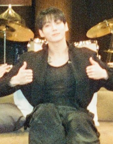 mnikoooook's tweet photo. Jungkook's movements are like emojis: 

Jungkook 👍🏻                         jungkook 👐🏻 https://t.co/RWNJOo02dp