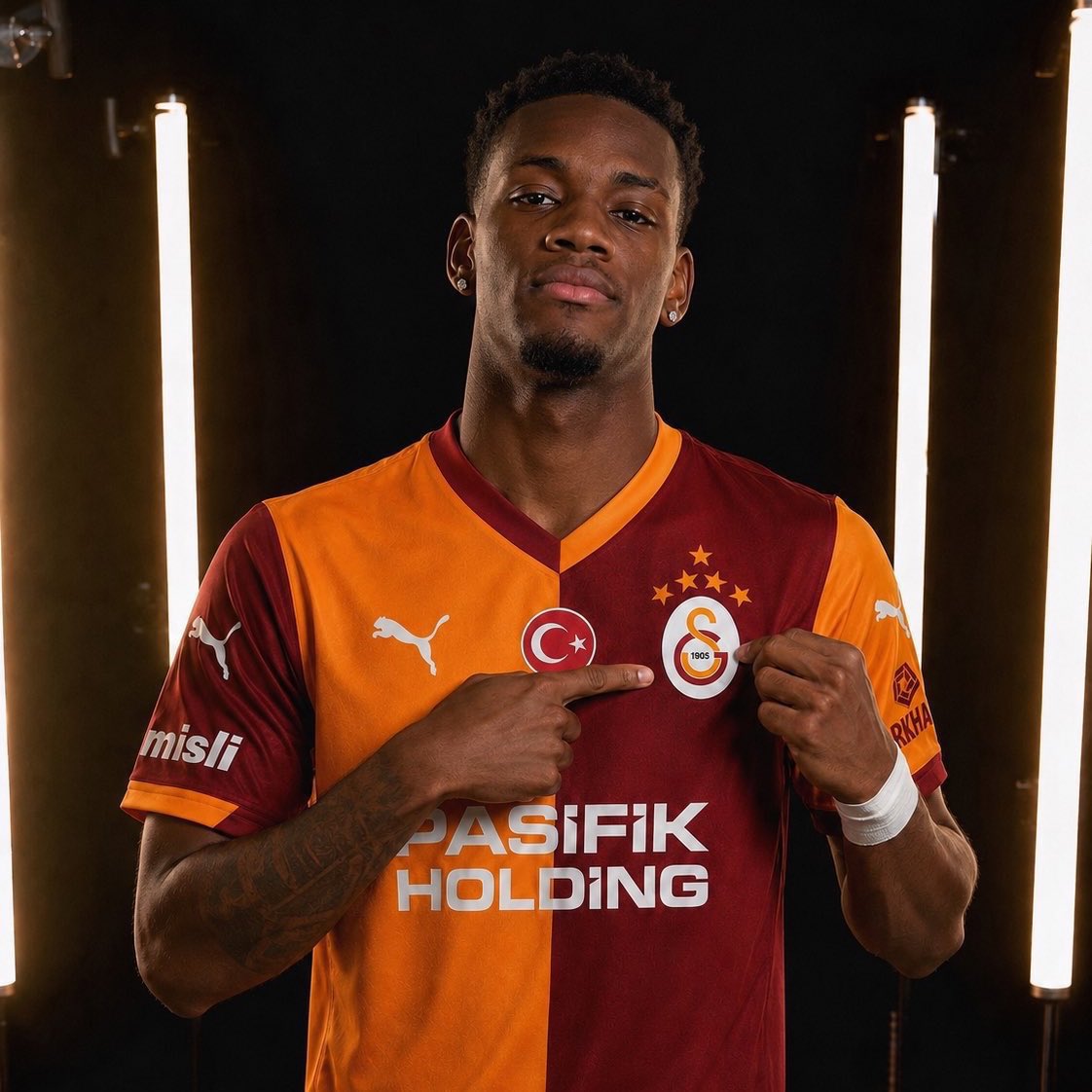 ErrorGoll's tweet photo. Jhon Duran'ın Galatasaray'a gitmesine gerçekten kızıyor musunuz 😂 https://t.co/4JL5A99VyQ
