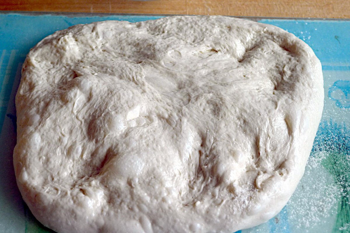 calmeilles's tweet photo. The process
1 Finished loaf on cooling rack
2 Dough turned out
3 Banneton dusted with flour
4 Dough stretched out
#food #cooking #baking #bread #breadmaking #sourdough https://t.co/Qmef9nei24