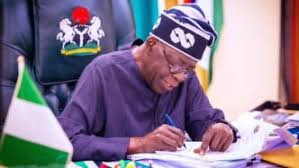 SarautaMaryam's tweet photo. Nigerians, are you aware that Tinubu's government is yet to fully implement the N70k minimum wage?

Yet, unfortunate children of perdition are asking us to vote for continuity.

The question is: continue what exactly: borrowing, hardship, and suffering? 🤔🤔🤔 https://t.co/NjYutqmZoB