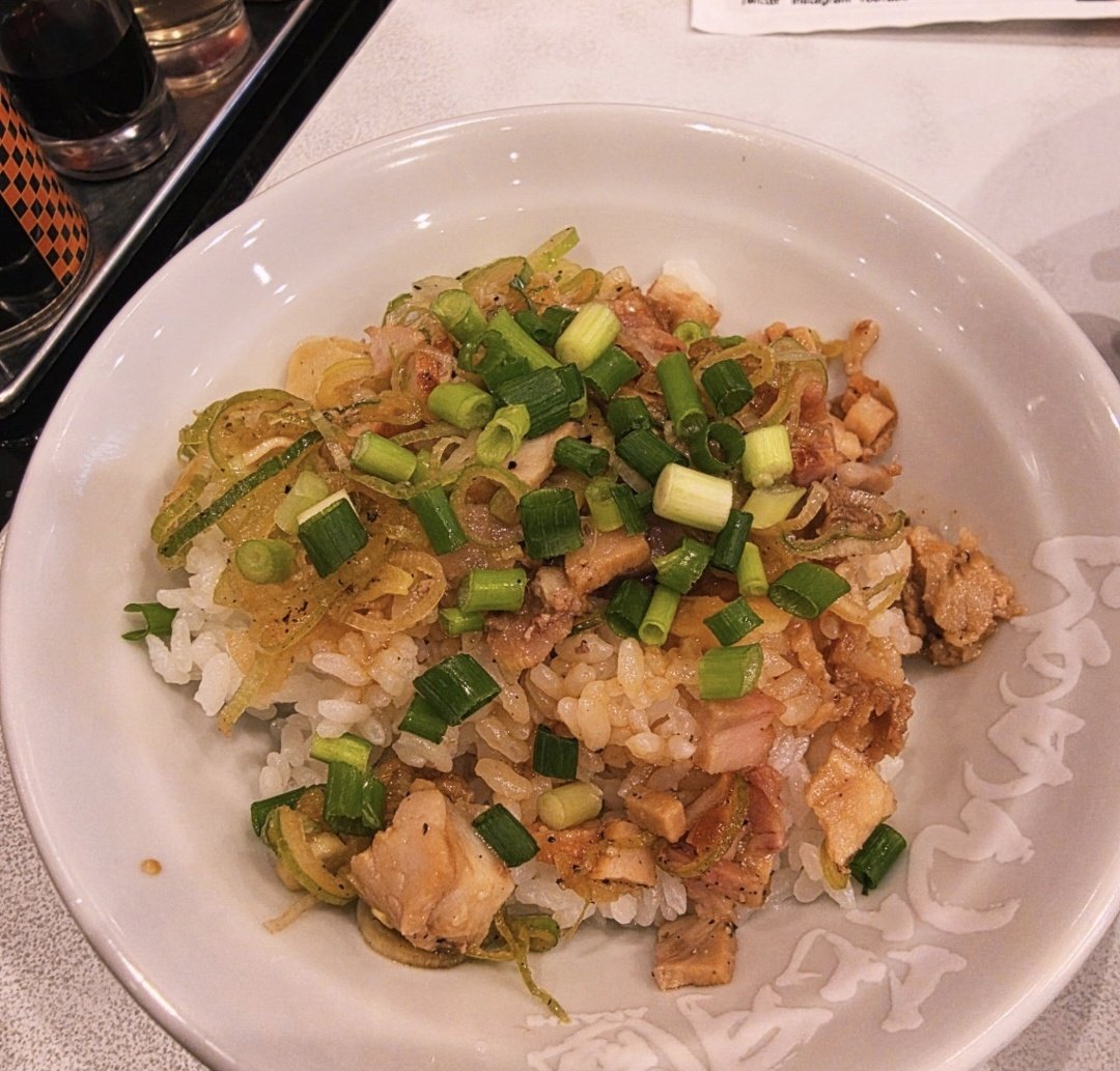 koaloun's tweet photo. 豚飯初めて食べたけど卓上調味料の｢ゆかり｣入れると飛べます🐨✈️𓈒𓂂𓏸 https://t.co/cJBSk5IhKq
