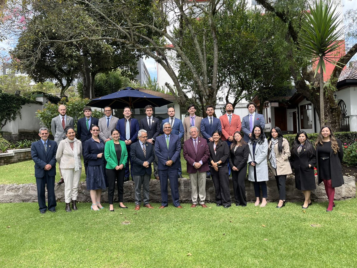 AcdiplomaticaEc's tweet photo. En las instalaciones de la Academia
Diplomática "Galo Plaza Lasso" tuvo lugar la conferencia “La Dimensión Cultural en la Gestión de la Embajada del Perú” a cargo del señor Eduardo Zeballos, Embajador del Perú. https://t.co/nfL8YG1hmm