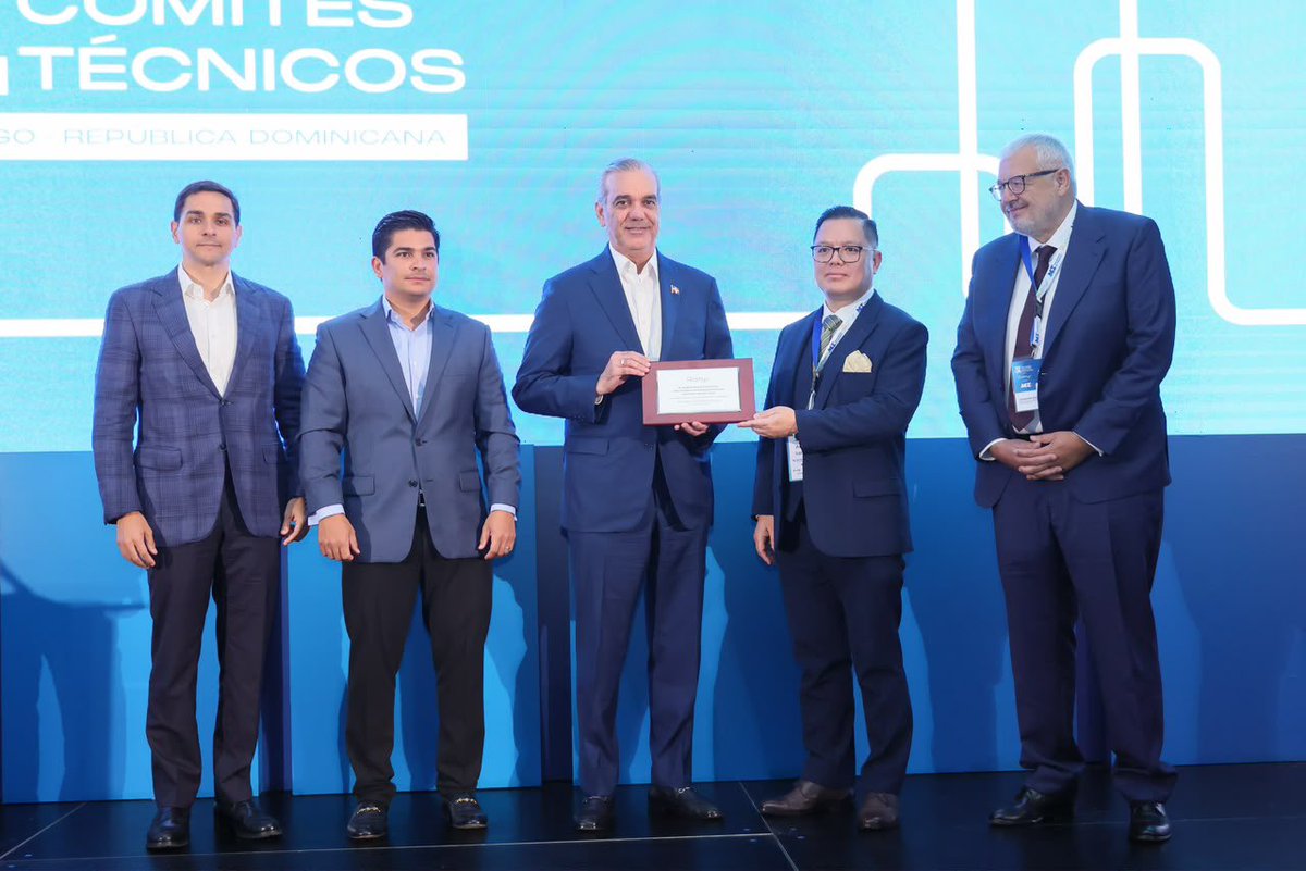 PresidenciaRD's tweet photo. 🇩🇴 El Pdte. @LuisAbinader participó en la apertura de ALAMYS 2026, donde se presentaron los avances del Sistema Integrado de Transporte y los proyectos que fortalecen la conectividad y mejoran la calidad de vida de la población. 🚆 https://t.co/LVfu0NuuSr