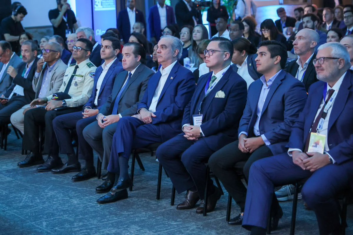 PresidenciaRD's tweet photo. 🇩🇴 El Pdte. @LuisAbinader participó en la apertura de ALAMYS 2026, donde se presentaron los avances del Sistema Integrado de Transporte y los proyectos que fortalecen la conectividad y mejoran la calidad de vida de la población. 🚆 https://t.co/LVfu0NuuSr