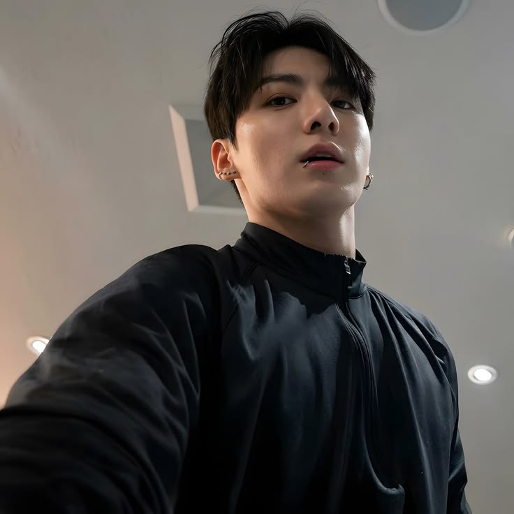 mnikoooook's tweet photo. This is how Jungkook takes a picture of himself https://t.co/Eb9SAlHzqW
