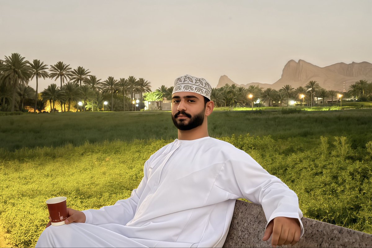 qll303's tweet photo. فِي مَدْخَلِ الْحَمْرَاءِ كَانَ لِقَاؤُنَا
    مَا أَطْيَبَ اللُّقْيَا بِلَا مِيعَادِ

عَيْنَانِ سَوْدَاوَاوَانِ فِي حُجْرَيْهِمَا 
      تَتَوَلَّدُ الْأَبْعَادُ مِنْ أَبْعَادِ https://t.co/KsQlR5Deap