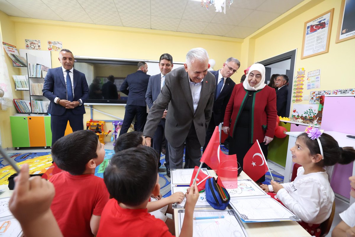 KizilayKurumsal's tweet photo. İstanbul Merkez Şubemiz tarafından hayata geçirilen “81 il 81 Anaokulu” projesi kapsamında Van’da yapımı tamamlanan “Beşiktaş Denizcilik Kızılay Anaokulu” düzenlenen törenle hizmete açıldı.

Açılış töreni; Son Başbakanımız Binali Yıldırım, eşi Semiha Yıldırım, Genel Başkanımız Prof. Dr. Fatma Meriç Yılmaz, Bağışçımız Beşiktaş Denizcilik adına Selçuk Tolan, İstanbul Şube Başkanımız Yılmaz Sezgin, Van Valisi Dr. Ozan Balcı, 25. Dönem TBMM Başkanı İsmet Yılmaz ve Kızılaycılarımızın katılımıyla gerçekleşti.

Açılışın ardından okul ziyaret edilerek öğrencilerle bir araya gelindi ve fidan dikimi gerçekleştirildi.