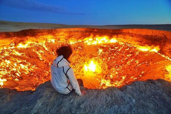 DanGamboaB's tweet photo. Oficialmente hay tres lugares en el mundo que no pueden dejar de arder: el Pozo Darvazá en Turkmenistán; Centralia en Estados Unidos; y el Hotel Ibis de Málaga. https://t.co/Zl7pNOsOnx