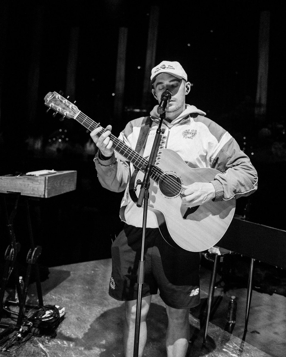 DermotKennedy's tweet photo. I wasn’t sure how shows would feel this time around. Since my first proper tour back in 2017, I’ve never really taken a long break like that from touring before. To come back now and feel this level of support has really moved me.
(1/4) https://t.co/ozhN6kfZij