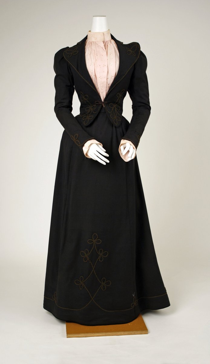 wikivictorian's tweet photo. Suit, 1892. The MET. https://t.co/WsSK9VEdNl